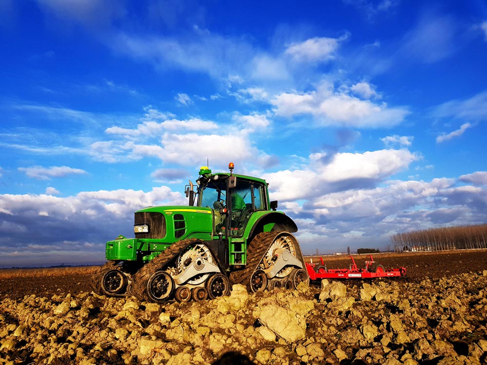Trattore con Cingolati innovativi per rispettare la rigenerazione del terreno e i principi sostenibili dell'azienda agricola Porto Felloni
