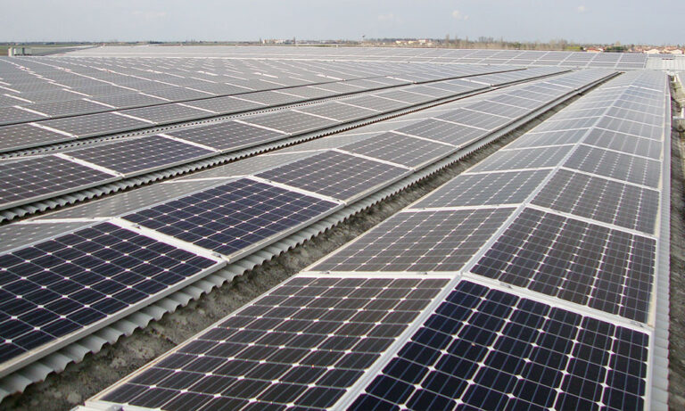 Impianto fotovoltaico su copertura edificio, vista da vicino, Azienda Agricola Porto Felloni