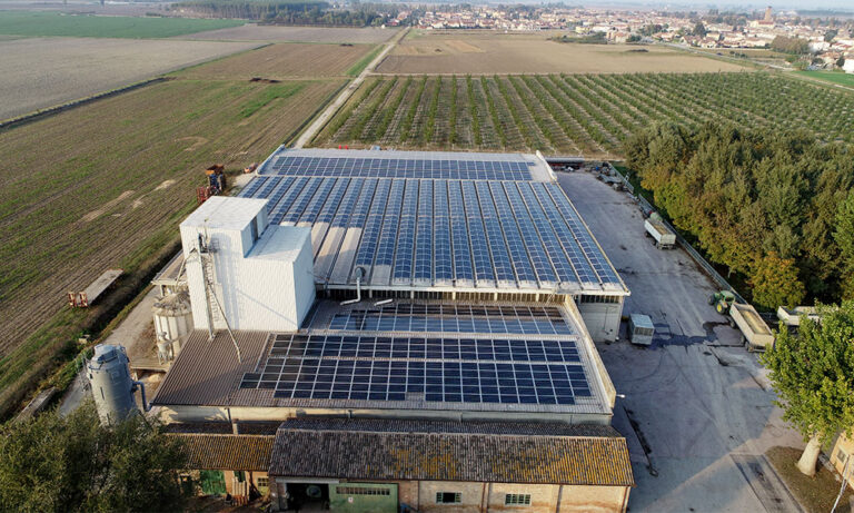 Impianto fotovoltaico su copertura edificio Azienda Agricola Porto Felloni
