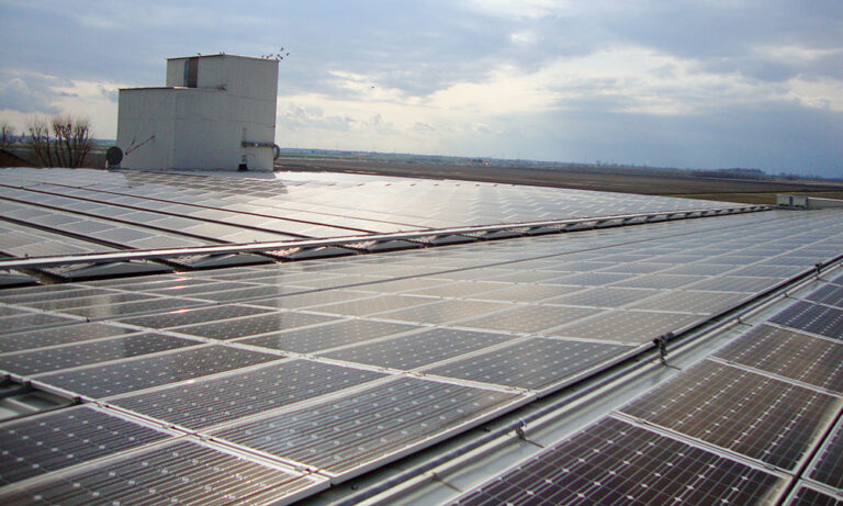 Close up impianto fotovoltaico su copertura edificio Azienda Agricola Porto Felloni