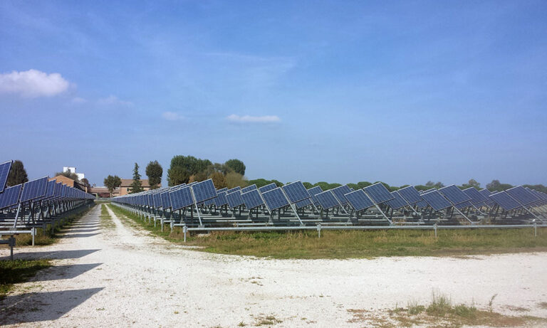 Impianto fotovoltaico a terra con pannelli a inseguimento, Azienda Agricola Porto Felloni