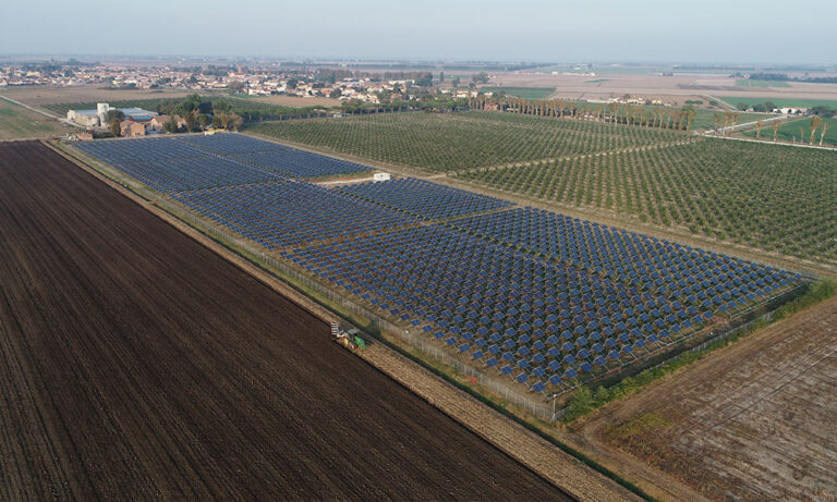 Vista dall'alto degli impianti fotovoltaici a terra e su copertura edificio Azienda Agricola Porto Felloni